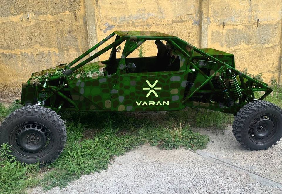 Багі ВАРАН у камуфляжі «Skin» біля бетонної стіни